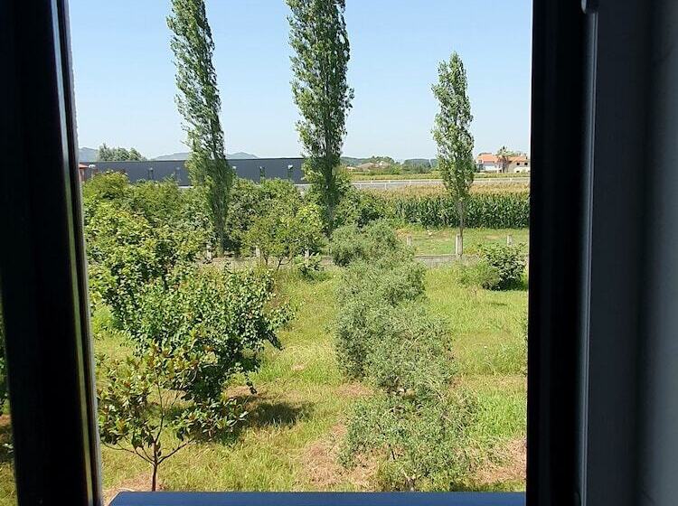 هتل Nerium Garden Inn Tirana Airport