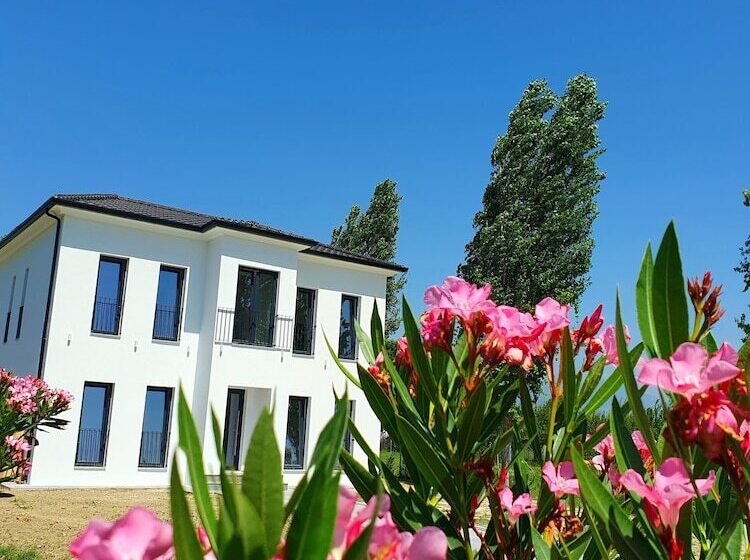 هتل Nerium Garden Inn Tirana Airport