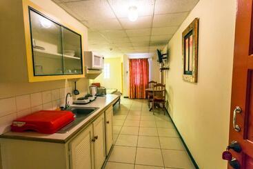 هاستل Sundeck Suites