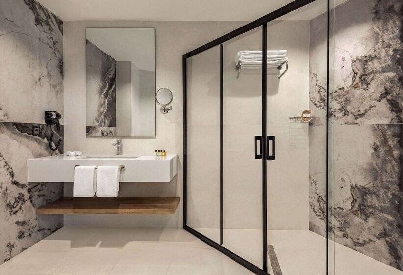 هتل Ramada Plaza By Wyndham Batman