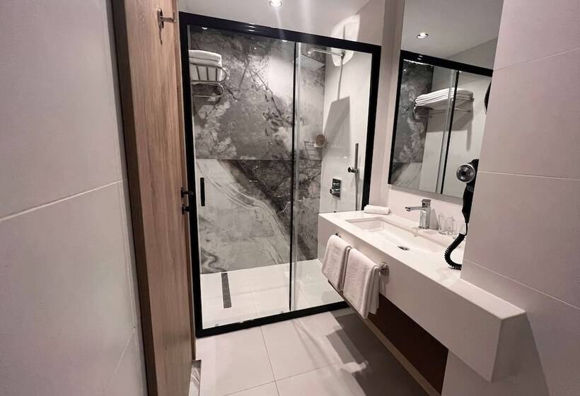 هتل Ramada Plaza By Wyndham Batman