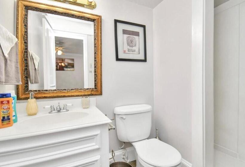 تختخواب و صبحانه Stunning Private Room In Town Home
