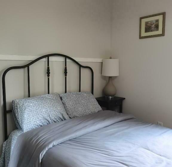 پانسیون Lily Room Near Golf And Banff Costco Newly Renovated Queen Size Bed Single Bathroom Sofa Tv