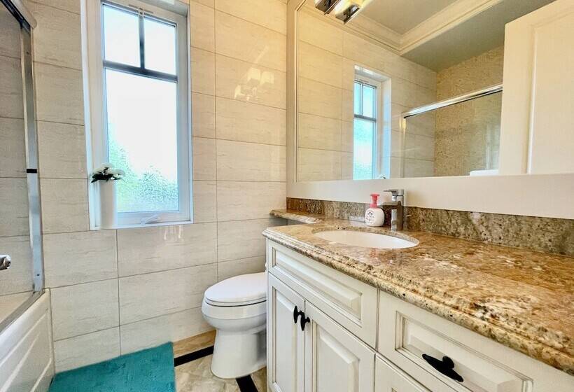 پانسیون Vancouver Luxury Guest House