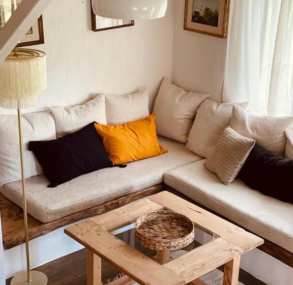 Bed and Breakfast Inside, The Village Atelier