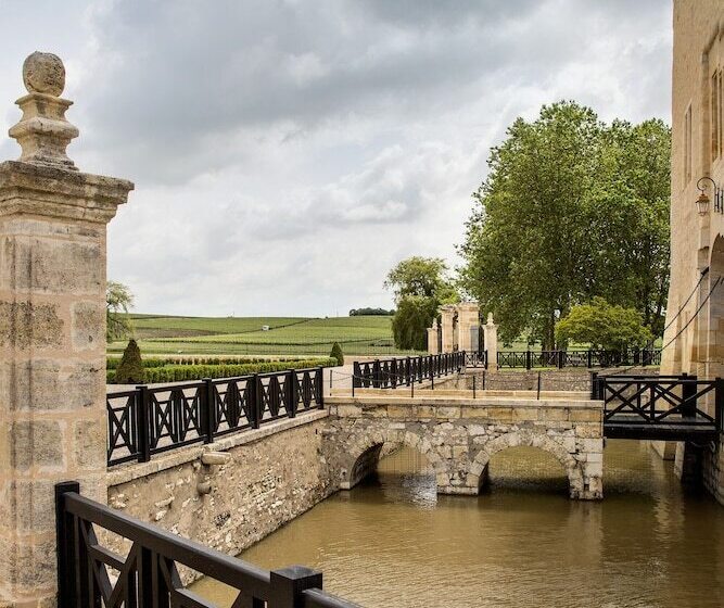 צימר Château La Tour Carnet   B.magrez Luxury Wine Experience