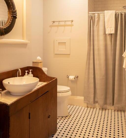 تختخواب و صبحانه Onesixtyfive, The Inn On Park Row