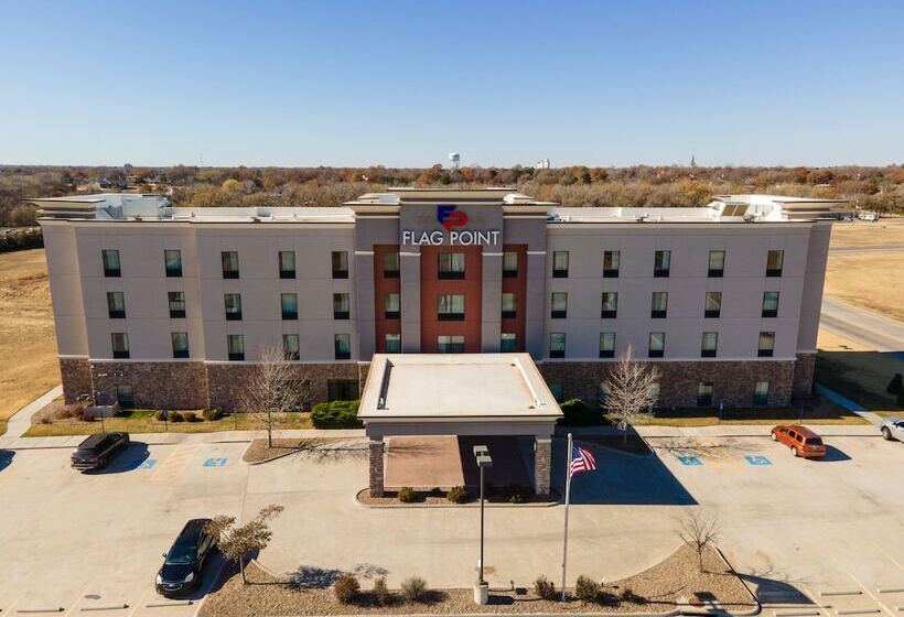 فندق Flag Point Inn & Suites Pratt By Fairbridge