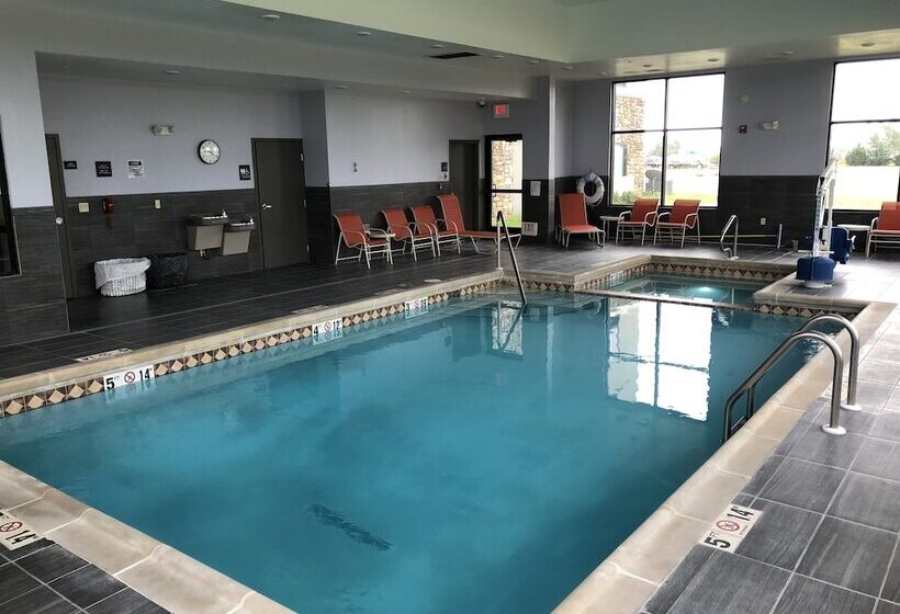هتل Flag Point Inn & Suites Pratt By Fairbridge