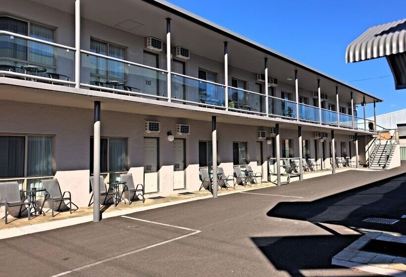 هتل New England Motor Inn