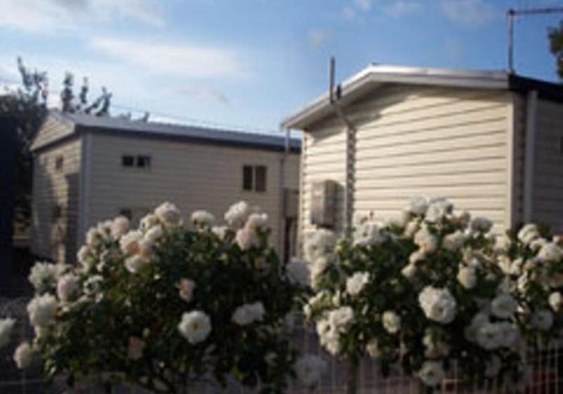 Отель Sheffield Cabins & Apartments