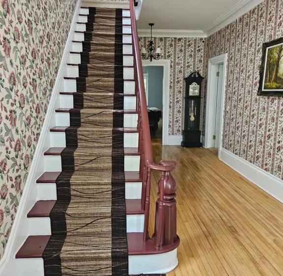 تختخواب و صبحانه Sunflower Guest Suites