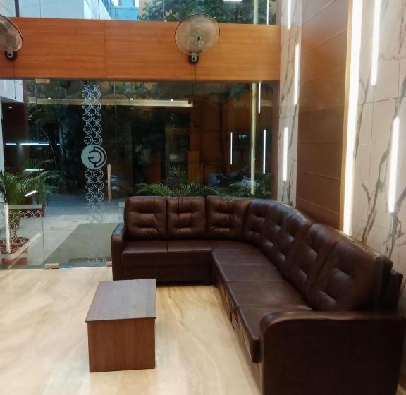 هتل Grand Courtyard Business