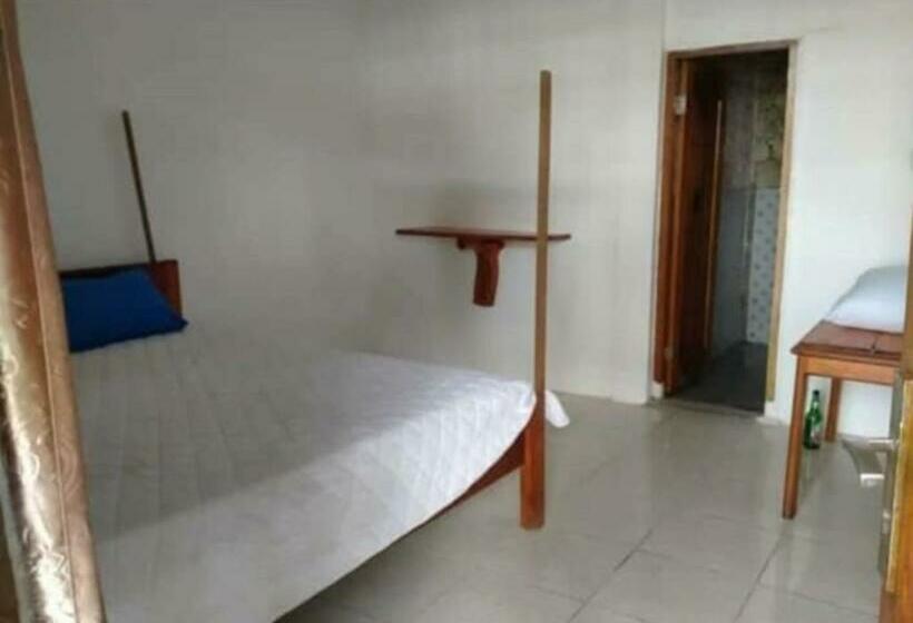 هاستل Hollow Trees Surf Katiet Mentawai Surfing Barrels