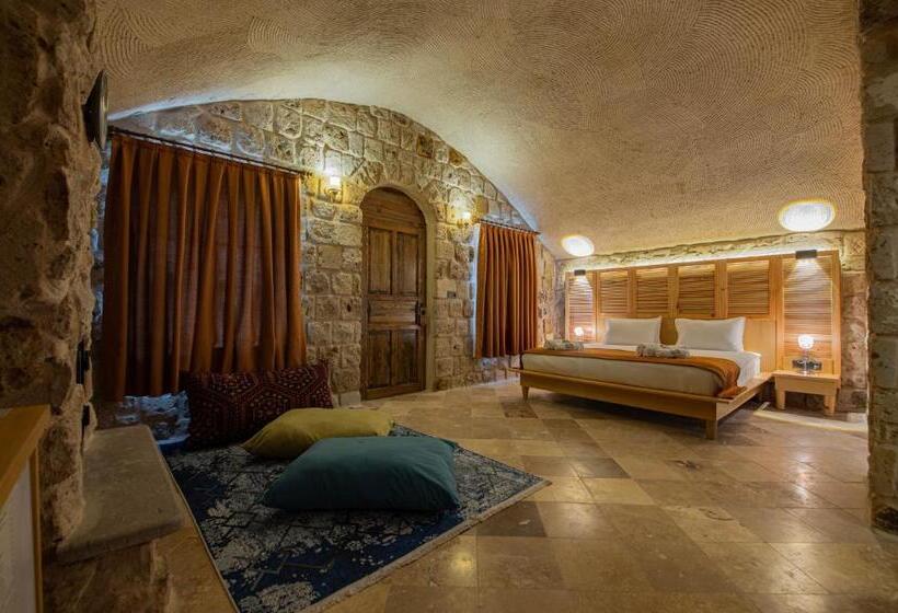 هتل Cappadocia Hobbit House