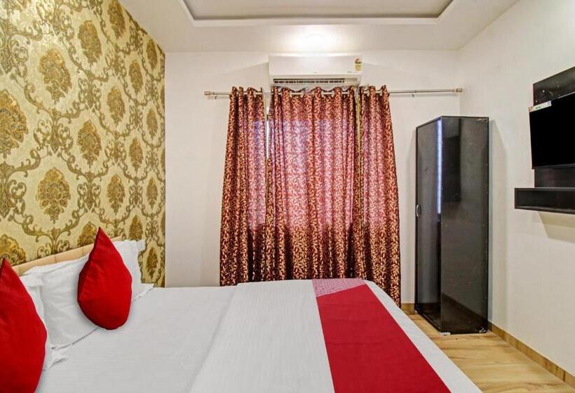Fabhotel Paramount