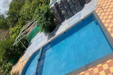 هتل Manav Farm House Karjat