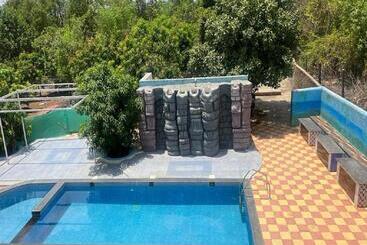 هتل Manav Farm House Karjat