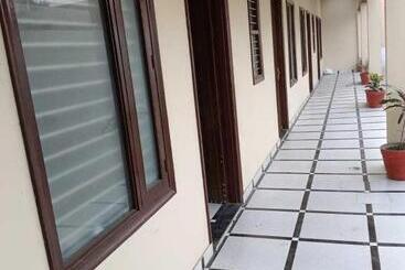 هتل Panipat Town House