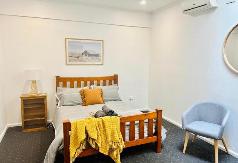 Отель Talbingo Lodge Selwyn Accommodation