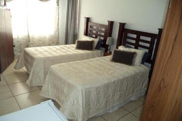 پانسیون Heatherdale Guesthouse & Shuttle Services