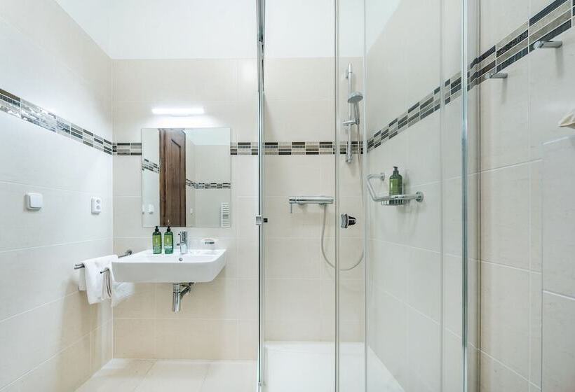 هتل Zámek Dobřenice