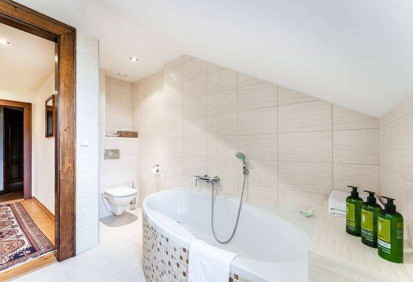 هتل Zámek Dobřenice