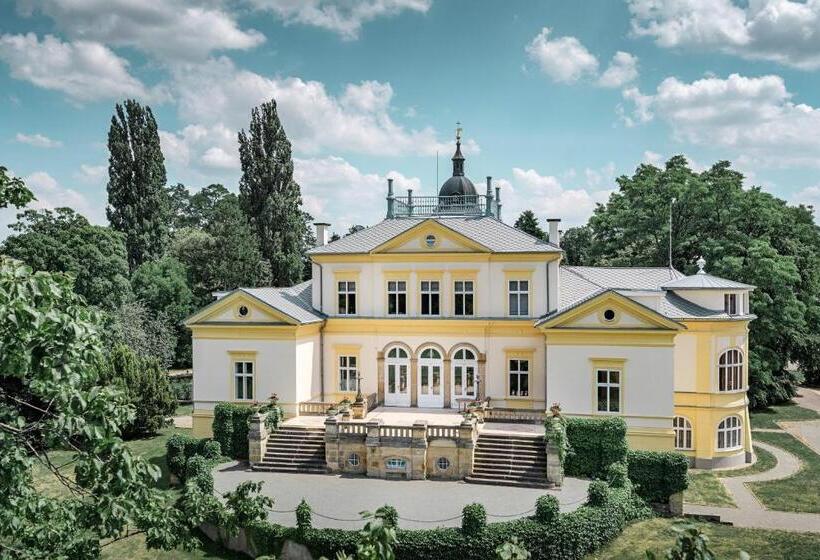 هتل Zámek Dobřenice