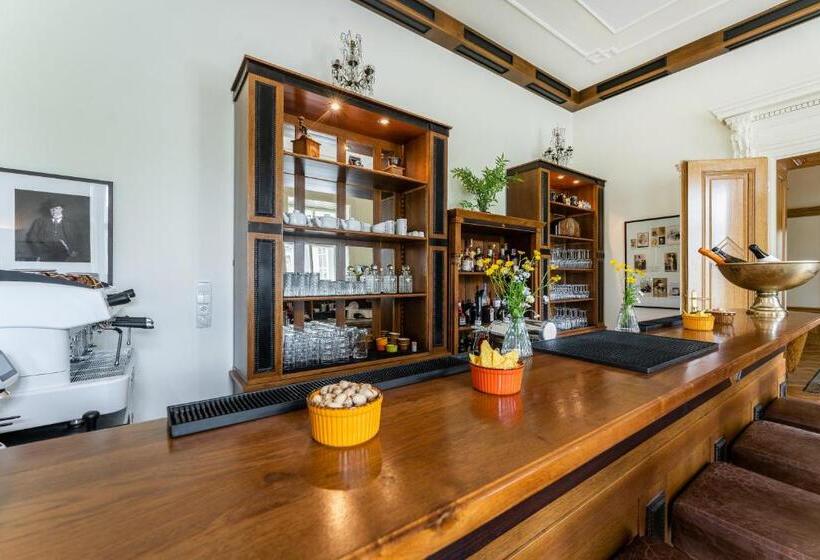 هتل Zámek Dobřenice