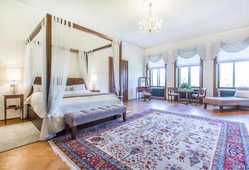 هتل Zámek Dobřenice