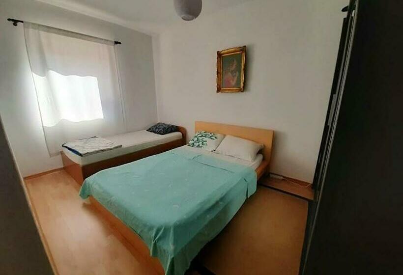 Hostel Raft Neretva