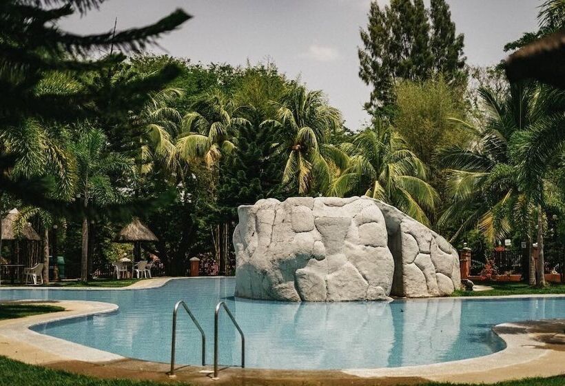 هتل Emerald Manor