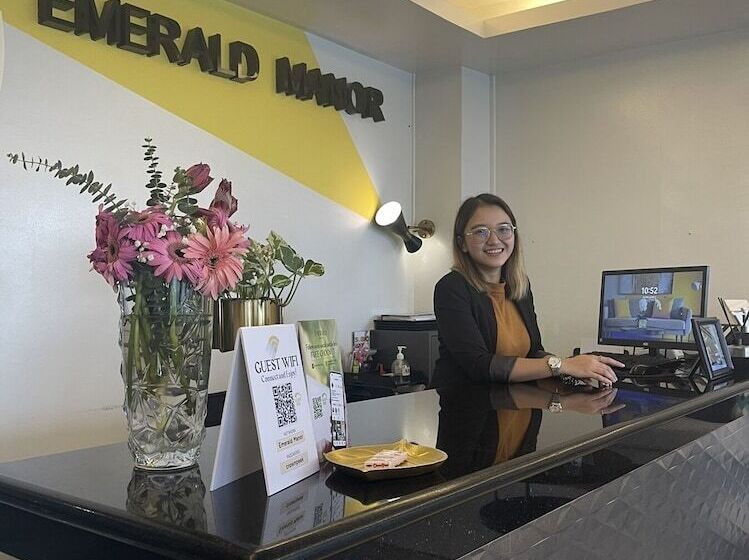 هتل Emerald Manor
