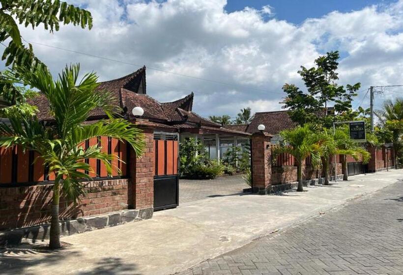 هتل Capital O 92615 Villa Utama D Alas Purwo
