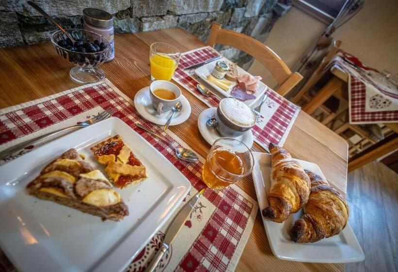 بنسيون Le Coin Des Mélèzes   Nature, Trek & Ski