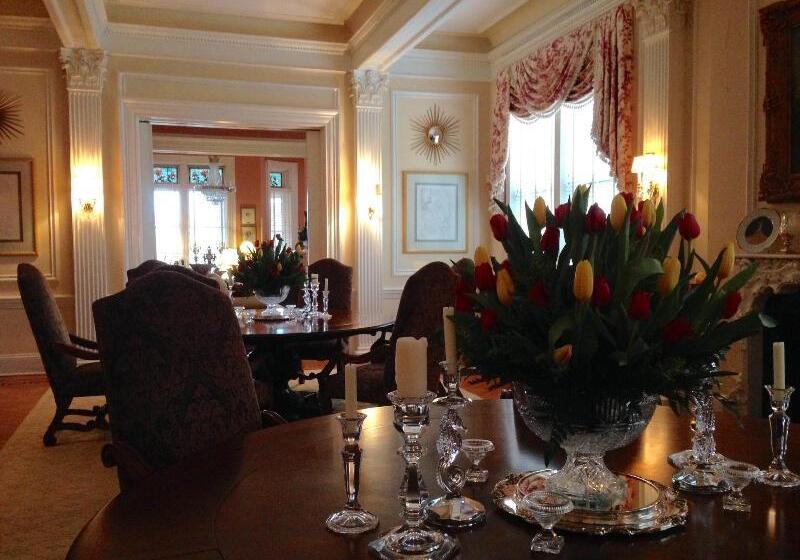 تختخواب و صبحانه Burke Mansion