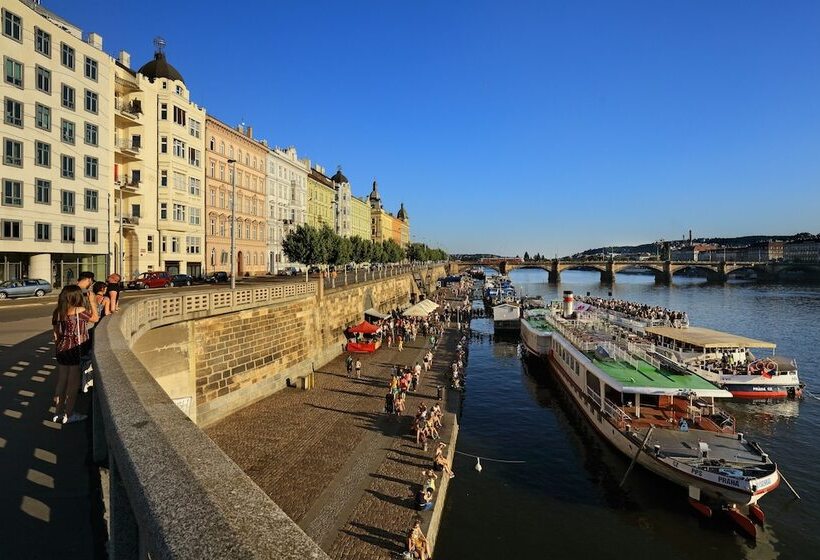 Dancing House – Tan?ící D?m