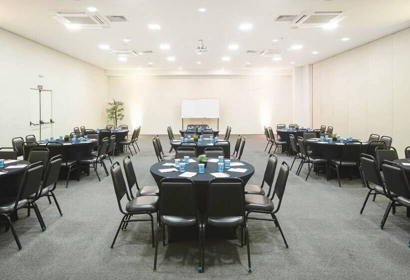 ホテル Vinhedo Plaza