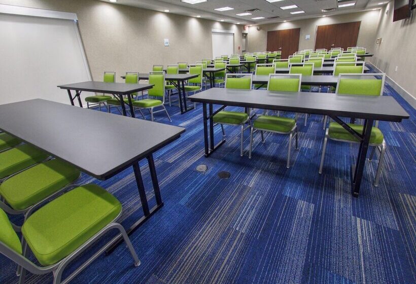 فندق Holiday Inn Express & Suites Moore, An Ihg