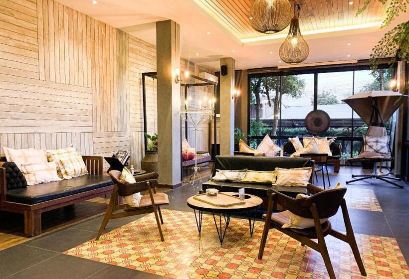 استراحتگاه Amphawa Nanon Hotel & Spa
