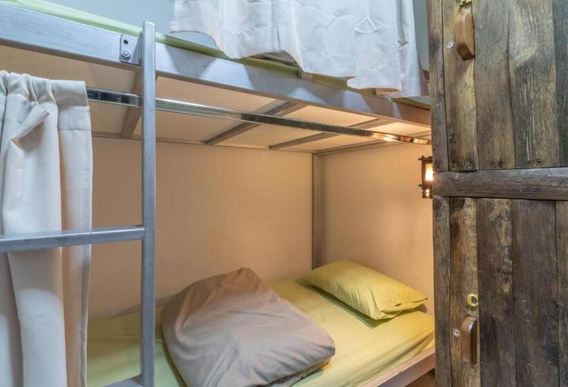 Banthat Thong Hostel