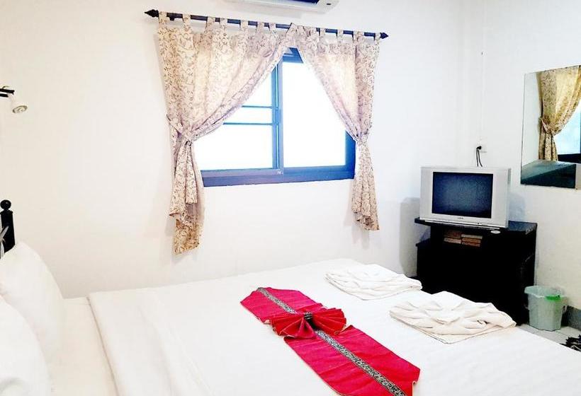 هتل Deng S Kamala Beach Guesthouse