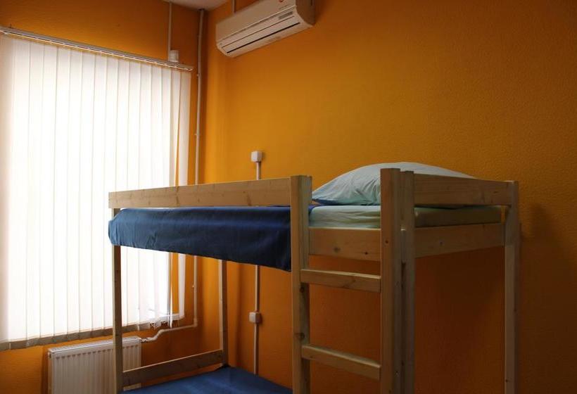 هاستل Den I Noch