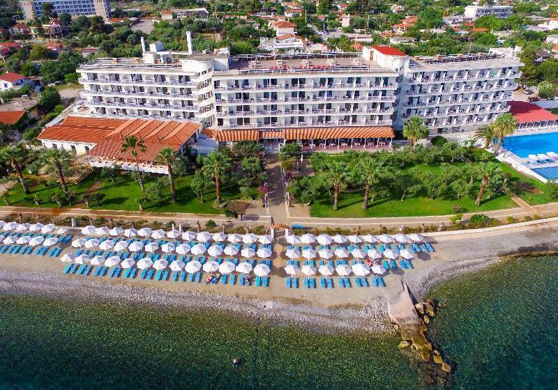 فندق Calamos Beach Family Club