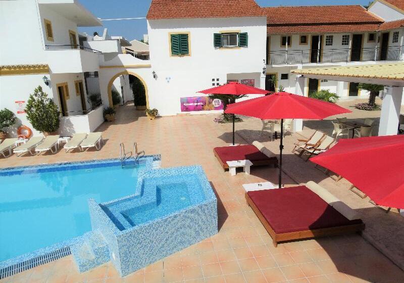 هتل Oasis Beach Club