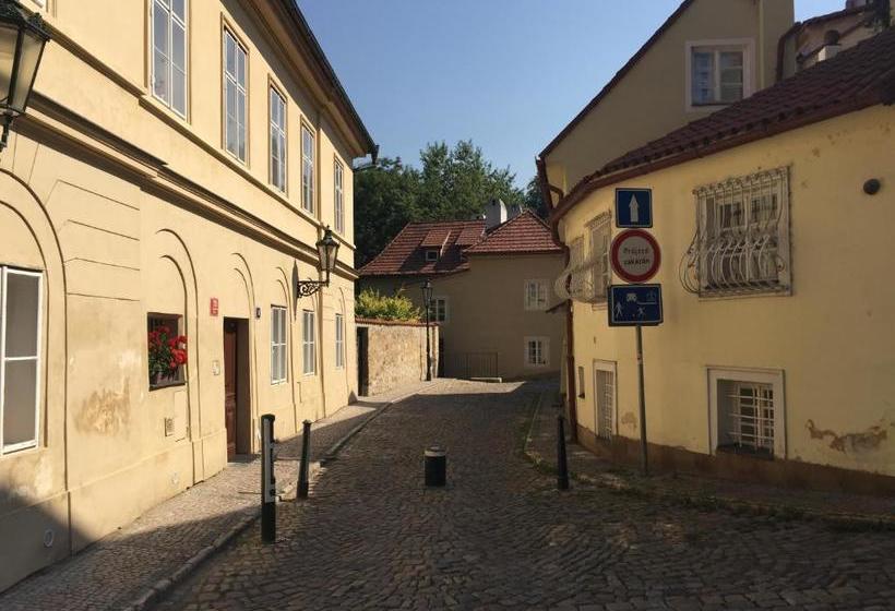 Fotos del hotel At The Golden Plough Apartments:  5