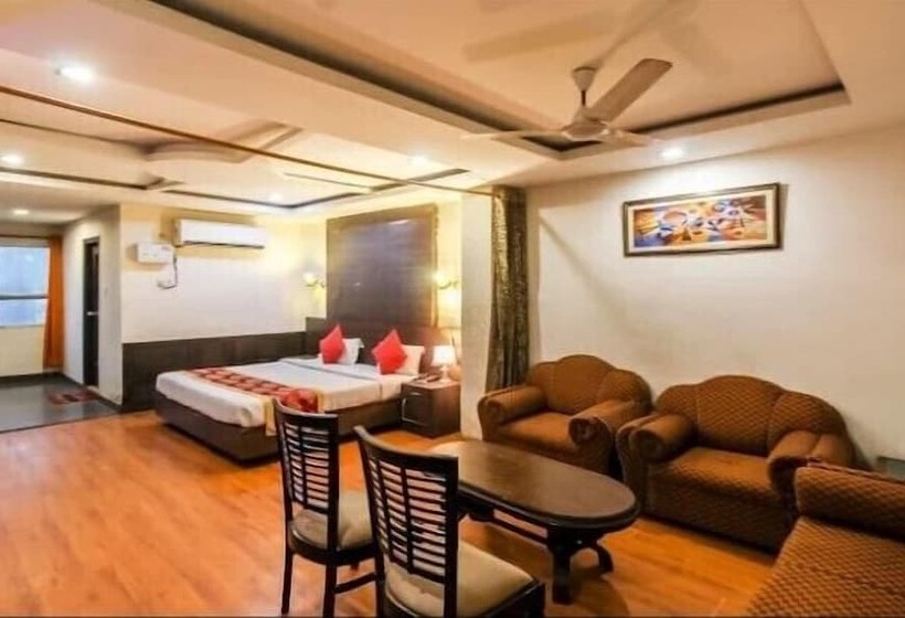 هتل Monarch Inn