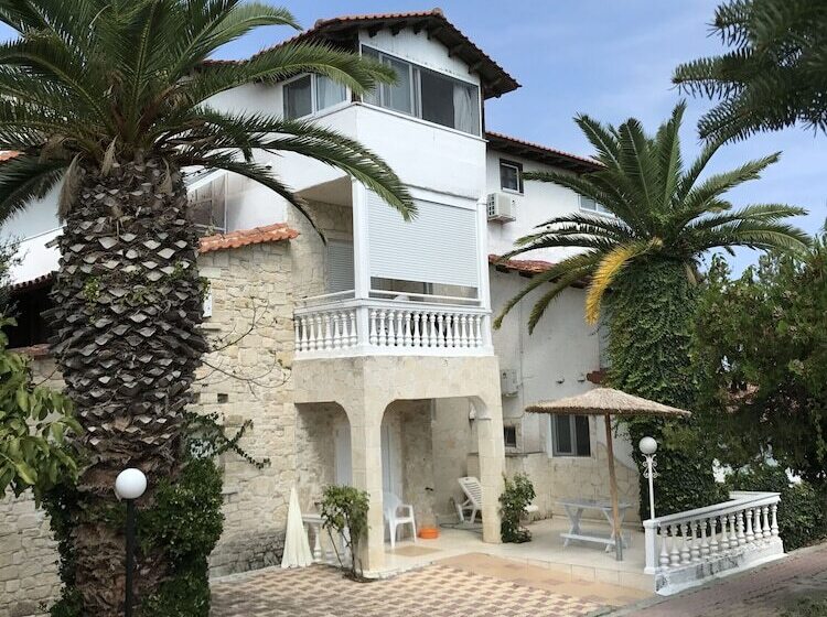 هتل Villa George