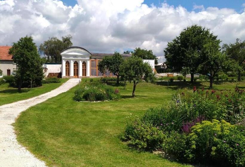 هتل Zamek Hradek U Susice