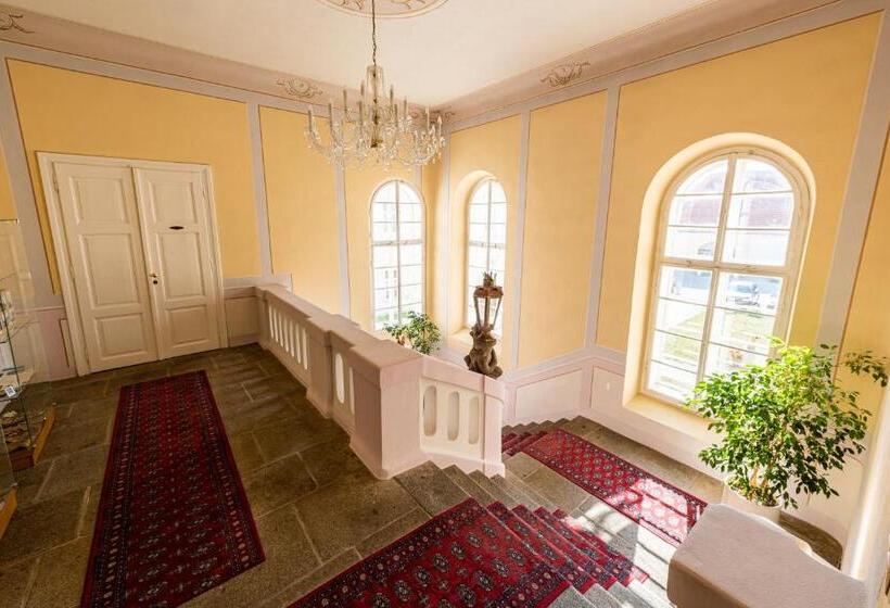 هتل Zamek Hradek U Susice